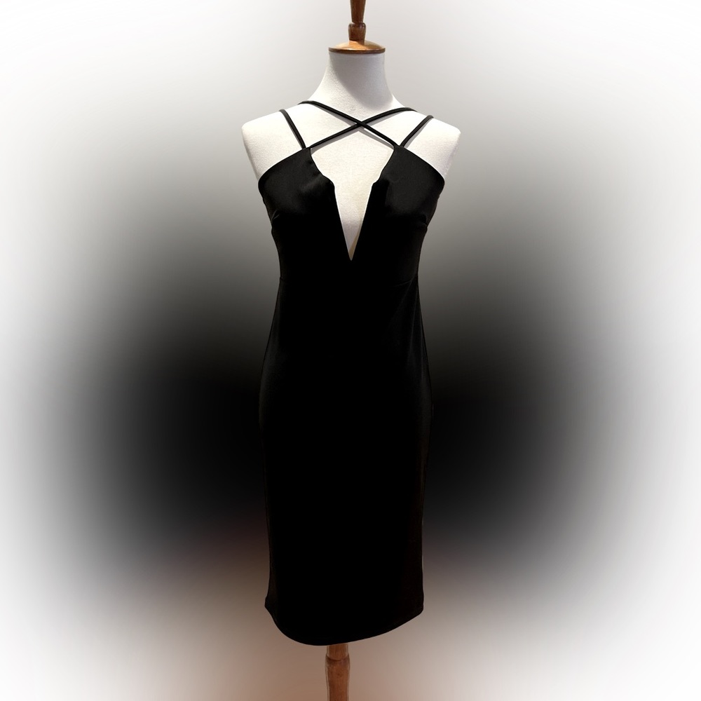 The perfect little black cocktail dress for homecoming prom evening
